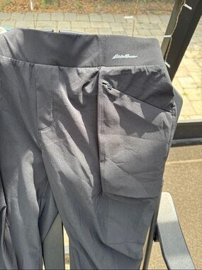 Eddie Bauer Black Women's Active nylon, cargo, zipper pocket capri pants. Size 8